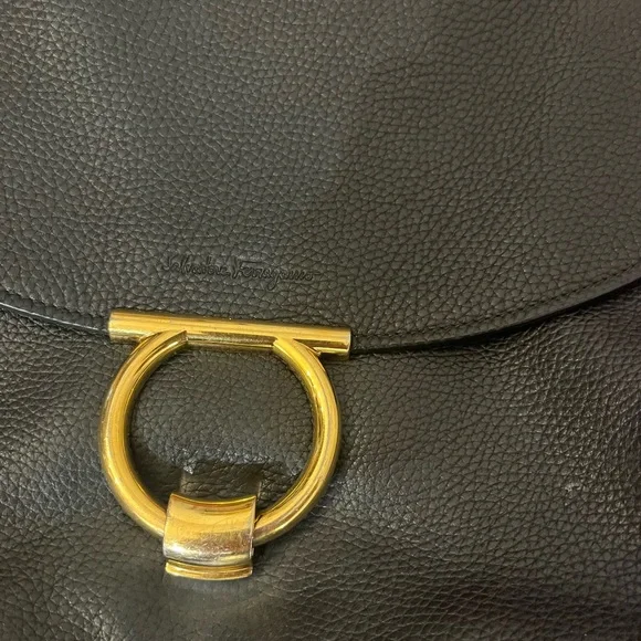 Ferragamo Margot pebbled black leather bag. Top handle or cross body strap. - Picture 4 of 7